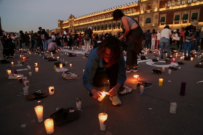 Manifestantes encienden velas en una protesta ante la crisis de desapariciones en México, este sábado frente al Palacio Nacional, en el Zócalo capitalino.