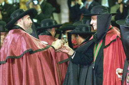 El Rey Juan Carlos y el Presidente de Cuba Fidel Castro brindan en octubre de 1998 en el acto en el que los asistentes a la VIII Cumbre Iberoamericana fueron " entronizados" en la Cofradía del " Vinho do Porto".