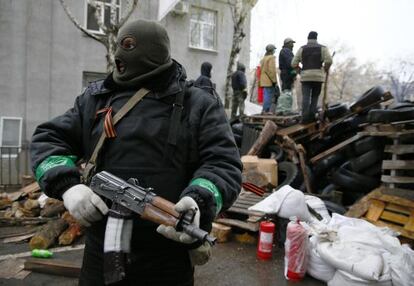 Un rebelde prorruso vigila ante la sede de la policía en Slaviansk. 