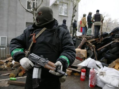 Un rebelde prorruso vigila ante la sede de la policía en Slaviansk. 