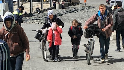 Andrei, junto a su esposa Anna, y dos hijas, este lunes tras atravesar la frontera de Rusia con Georgia.