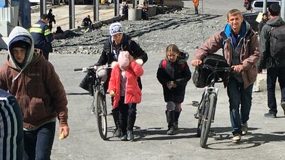 Andrei, junto a su esposa Anna, y dos hijas, este lunes tras atravesar la frontera de Rusia con Georgia.