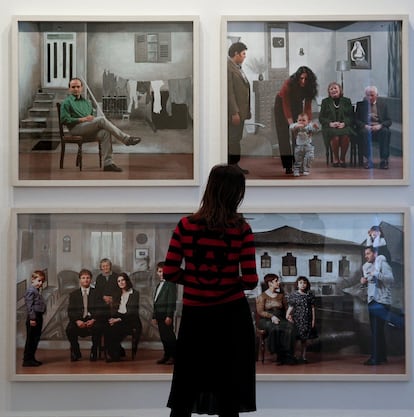 Una mujer contempla una serie de imágenes de Paci que forman parte de la muestra.