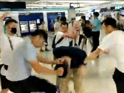 Captura de um vídeo no qual vários homens espancam manifestante em estação de metro.