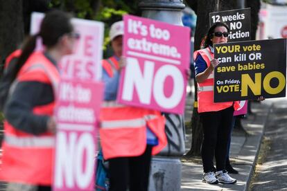 Manifestantes antiabortistas en mayo de 2018 en Dublín.