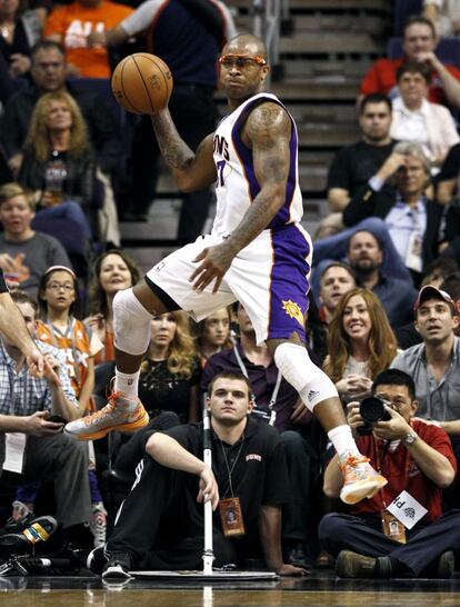 P.J. Thucker, de los Phoenix Suns, recoge el balón durante el partido ante Portland Trail Blazers