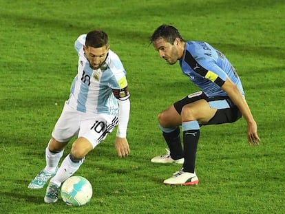 Messi controla el balón ante Álvaro González.