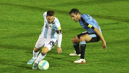 Messi controla el balón ante Álvaro González.