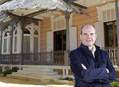 Manuel Chaves, en los jardines de la Casa Rosa, en Sevilla.