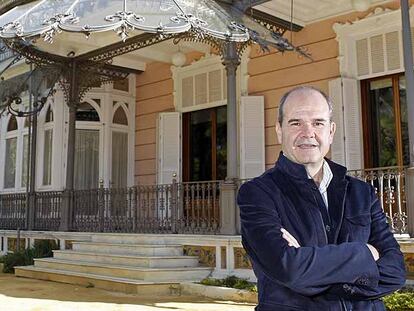 Manuel Chaves, en los jardines de la Casa Rosa, en Sevilla.