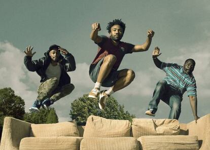 Una imagen de 'Atlanta' con su 'showrunner' Donald Glover en el centro.