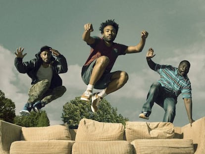 Una imagen de 'Atlanta' con su 'showrunner' Donald Glover en el centro.