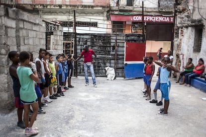 “Esta humilde e improvisada fábrica de boxeadores trabaja las ilusiones de los pequeños en medio de golpes y disciplina", dice Casanova. Algunos de los jóvenes boxeadores reconoce en voz baja que sueñan en que el boxeo les pueda aportar la oportunidad de una mejor vida, de poder escapar de la isla y cumplir los sueños que en Cuba parecen imposibles.