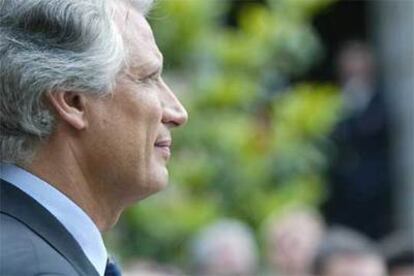 Dominique de Villepin, primer ministro galo, en los jardínes del Elíseo.