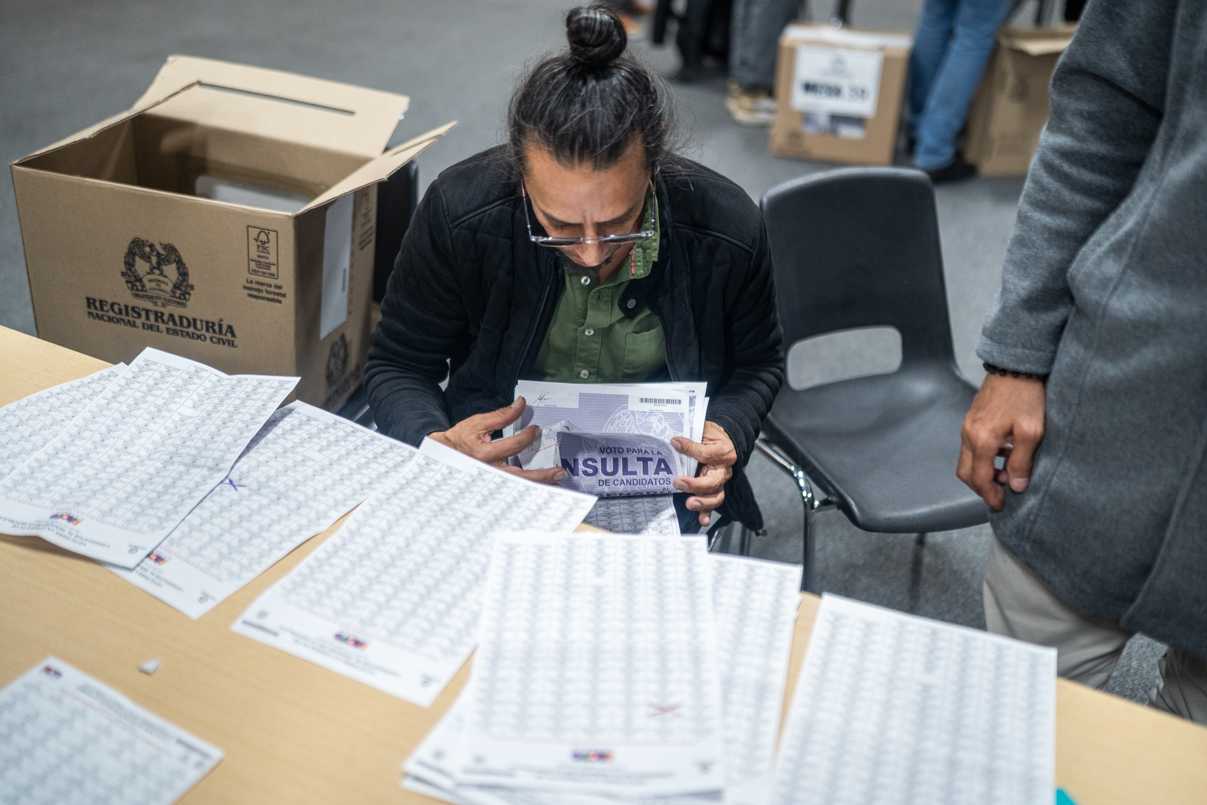 Jurados cuentan votos al final de las jornadas de votación de la consulta popular del Pacto Histórico en Bogotá, este domingo.