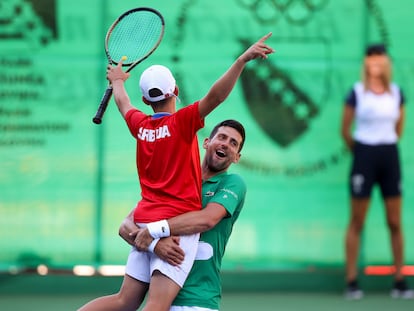 Djokovic celebra un punto con un niño durante una exhibición de la semana pasada en Visoko (Bosnia).