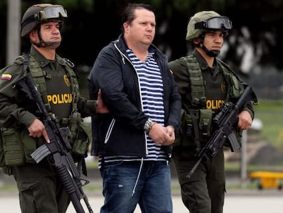 Policías colombianos conducen al narcotraficante Alejandro Jiménez este martes en Bogotá.