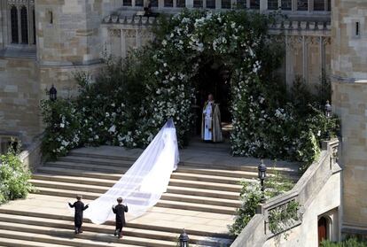 La llegada en solitario de la novia Meghan Markle al altar.