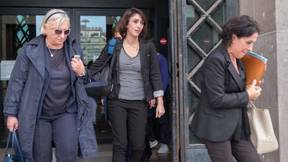 Juana Rivas sale de los tribunales de Cagliari (Italia) tras la vista sobre la custodia de sus hijos, en 2017.