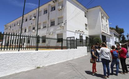 Las familias antes el centro escolar Cayetano Bolívar. 