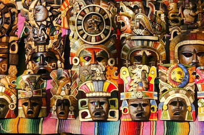 Máscaras mayas en una de las tiendas de recuerdos que hay en el yacimiento de Chichen Itzá.