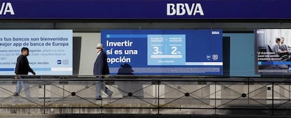 Una oficina de BBVA, en Madrid, en la que se anuncian planes de pensiones  y fondos de inversión.