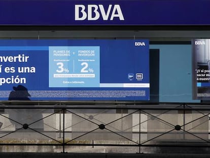 Una oficina de BBVA, en Madrid, en la que se anuncian planes de pensiones  y fondos de inversión.