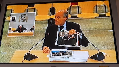 Un proyector de la Audiencia Nacional muestra a Francisco Camps, que enseña fotografías al tribunal del 'caso Gürtel', durante su interrogatorio por parte de la Fiscalía Anticorrupción, el pasado 8 de marzo.