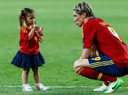 Nora manda callar a su padre Fernando Torres tras el final del partido.