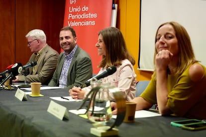 De izquierda a derecha, el periodista y editor jefe de Wikileaks, Kristinn Hrafnsson, el presidente de la Unió de Periodistes Valencians, Vincent Marco, la redactora de À Punt, Vero March, y la periodista y responsable de Comunicación de Serveis Públics de UGT-PV, Julia Ruiz, este jueves en la conferencia de prensa de los Premis Llibertat d’Expressió 2025.
