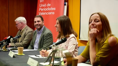 De izquierda a derecha, el periodista y editor jefe de Wikileaks, Kristinn Hrafnsson, el presidente de la Unió de Periodistes Valencians, Vincent Marco, la redactora de À Punt, Vero March, y la periodista y responsable de Comunicación de Serveis Públics de UGT-PV, Julia Ruiz, este jueves en la conferencia de prensa de los Premis Llibertat d’Expressió 2025.