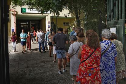 Colas a la entrada del colegio electoral del CEIP Joaquín Turina (Sevilla) este domingo.