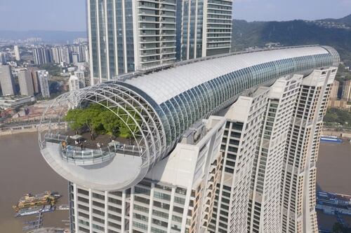 Trenes que atraviesan edificios y ascensores con peaje: así es "la ciudad más loca del planeta"