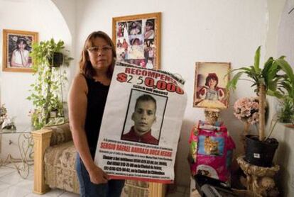 La activista asesinada Marisela Escobedo, con un cartel del presunto responsable de la muerte de su hija.