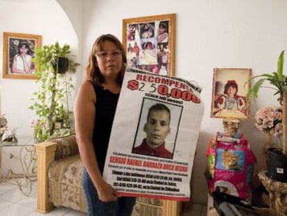 La activista asesinada Marisela Escobedo, con un cartel del presunto responsable de la muerte de su hija.