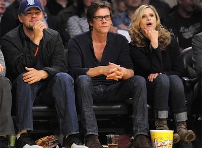 Los fanáticos de los Lakers no son fanáticos cualquiera. Kevin Bacon, Leonardo Di Caprio y Kyra Sedgwick se sentaron en la platea para alentar al equipo de baloncesto por excelencia en Los Ángeles en el duelo con los Houston Rockets. El apoyo de los famosos entusiastas fue útil a juzgar por el resultado del juego, que concluyó en favor de los de California. (Texto: REUTERS)