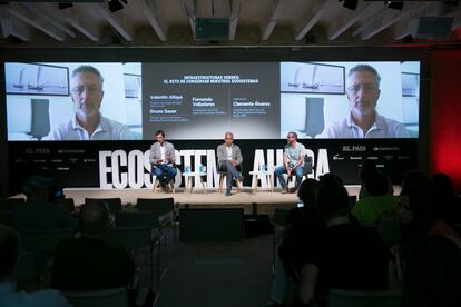 Fernando Valladares (en la pantalla), investigador del CSIC, experto en cambio climático, debate con Bruno Sauer (a la izquierda en la foto), director general de Green Building Council España (GBCe), y con Valentín Alfaya, director de sostenibilidad de Ferrovial (centro), moderados por Clemente Álvarez, coordinador de la sección de Clima y Medio Ambiente de EL PAÍS.