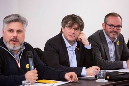 Carles Puigdemont aquest diumenge en una reunió amb Junts per Catalunya a Brussel·les.