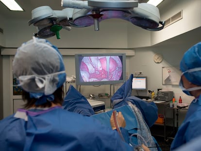 Operación de retirada de un quiste en el ovario de una mujer con endometriosis en un hospital en Niza (Francia).