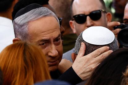 El primer ministro israelí, Benjamín Netanyahu, consuela al ministro del gabinete de guerra y ex jefe del Estado Mayor, Gadi Eizenkot, mientras asiste al funeral de su hijo Gal Meir Eisenkot, muerto en el norte de Gaza durante la operación terrestre en curso del ejército de Israel.