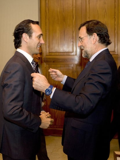 Mariano Rajoy habla con José Ramón Bauzá en la toma de posesión de este como presidente de Baleares.