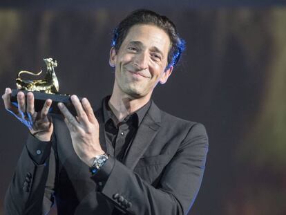 El actor Adrien Brody, con el premio a su carrera, en el homenaje en el Festival de Locarno, el pasado viernes.