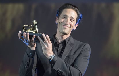 El actor Adrien Brody, con el premio a su carrera, en el homenaje en el Festival de Locarno, el pasado viernes.