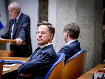 El primer ministro en funciones de Países Bajos, Mark Rutte (i), asiste al debate en la Cámara de Representantes en La Haya, Países Bajos, el 29 de mayo de 2024.