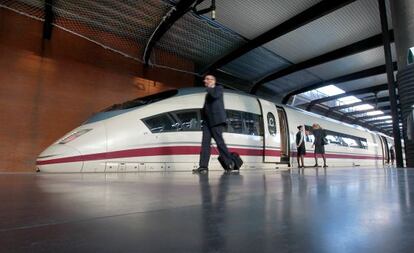 Un tren de Alta Velocidad en la estación de Atocha de Madrid.