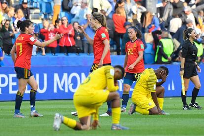 Las jugadoras españolas celebran el triunfo frente Sudáfrica tras finalizar el partido.