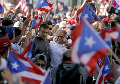 &Oacute;scar L&oacute;pez Rivera (de blanco) en mayo en Chicago.