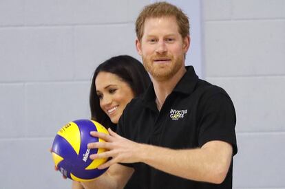 Meghan Markle y el príncipe Harry fotografiados en Bath en abril de 2018 durante una actividad deportiva relacionada con los Invictus Games, creados por el propio Harry.