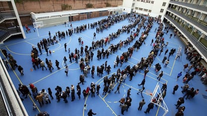 Colas de gente para poder votar en Barcelona.