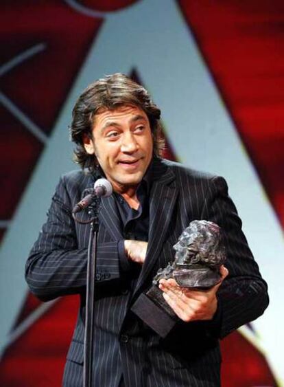 Javier Bardem recoge el Goya por <i>Mar adentro</i> en 2005.